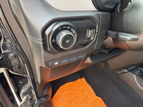 Used 2025 Jeep Wrangler Unlimited Sahara AWD/4WD image 25
