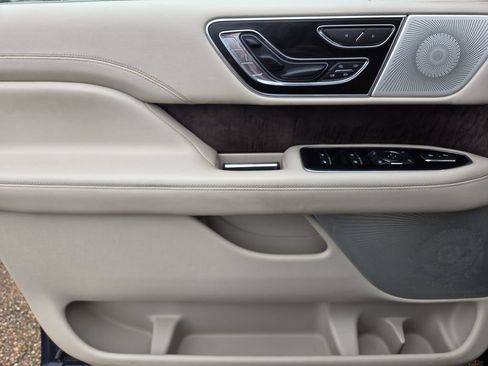 Used 2019 Lincoln Navigator Reserve AWD/4WD image 17