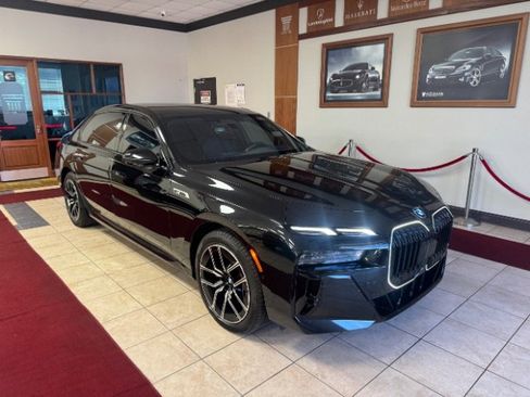 Used 2025 BMW i7 xDrive60 image 1