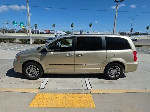 Used 2011 Chrysler Town & Country Limited image 8