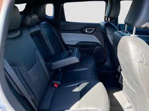 Used 2025 Jeep Compass Latitude image 25