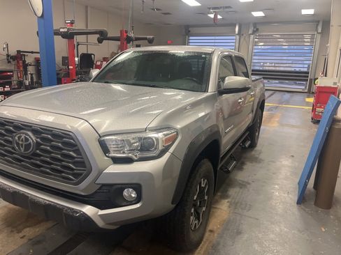Used 2021 Toyota Tacoma TRD Off-Road image 2