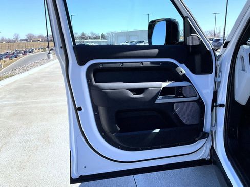 Used 2023 Land Rover Defender 130 SE image 10