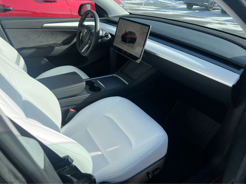 Used 2022 Tesla Model Y Long Range image 11