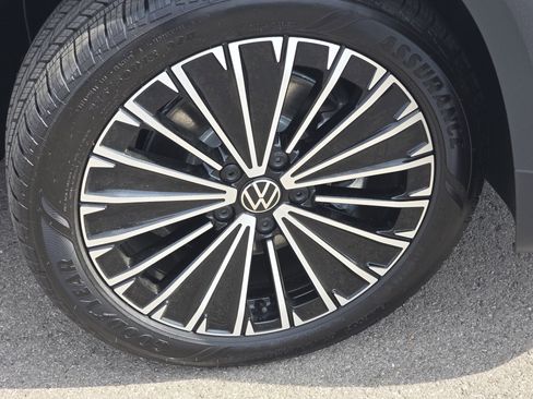 New 2026 Volkswagen Taos SE FWD image 13