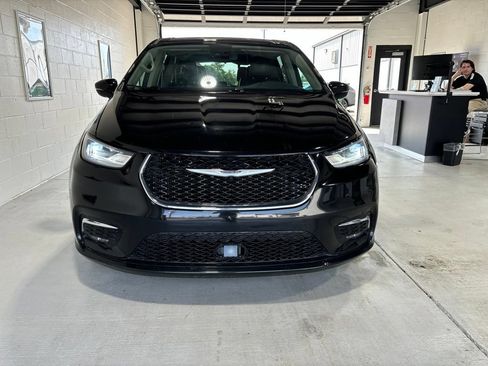 Used 2024 Chrysler Pacifica Touring-L FWD image 2