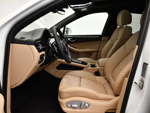 Certified 2026 Porsche Macan AWD/4WD image 40
