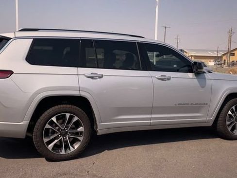 Used 2021 Jeep Grand Cherokee L Overland w/ Luxury Tech Group IV AWD/4WD image 2