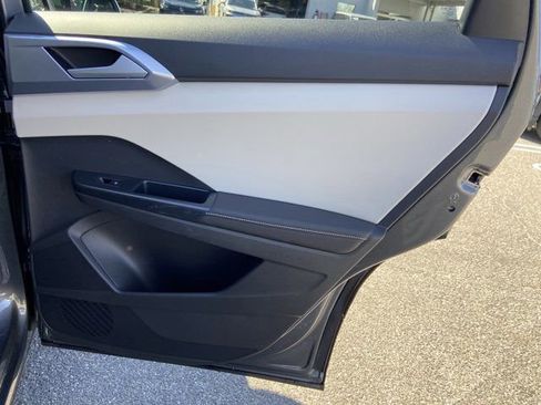 Used 2025 Volkswagen Taos SE w/ Panoramic Sunroof Package image 30