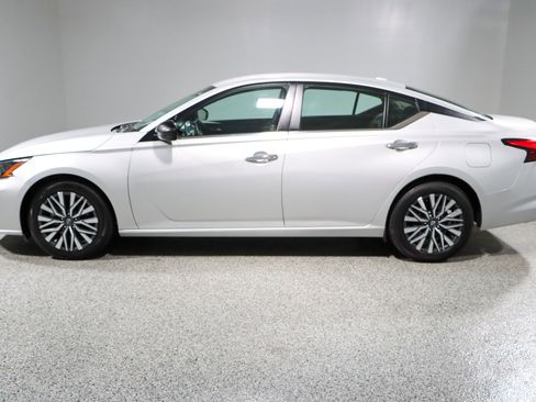 Used 2024 Nissan Altima 2.5 SV image 10