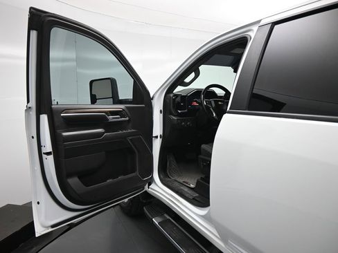 Used 2024 Chevrolet Silverado 2500 LT image 9