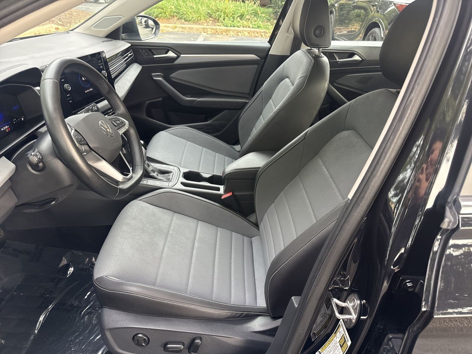 Used 2025 Volkswagen Jetta SE FWD image 13