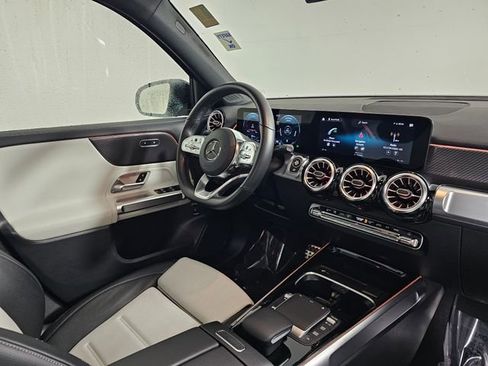 Used 2022 Mercedes-Benz GLB 250 4MATIC image 10
