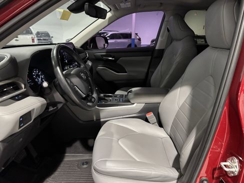 Used 2020 Toyota Highlander XLE image 26