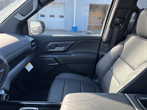 Used 2025 Chevrolet Silverado EV LT w/ LT Premium Package image 17