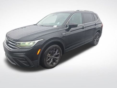 Used 2022 Volkswagen Tiguan SE w/ Panoramic Sunroof Package image 3