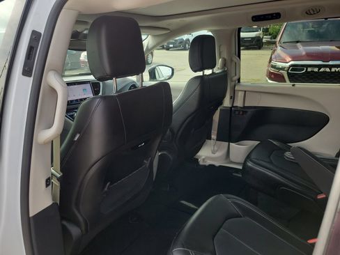 Used 2024 Chrysler Pacifica Touring-L w/ Road Tripper Package FWD image 9