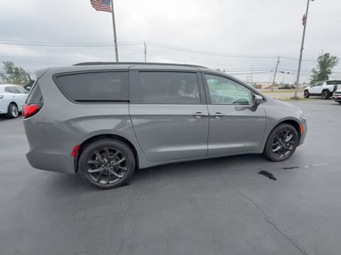 Used 2021 Chrysler Pacifica Touring-L w/ Uconnect Theater Family Group AWD/4WD image 9