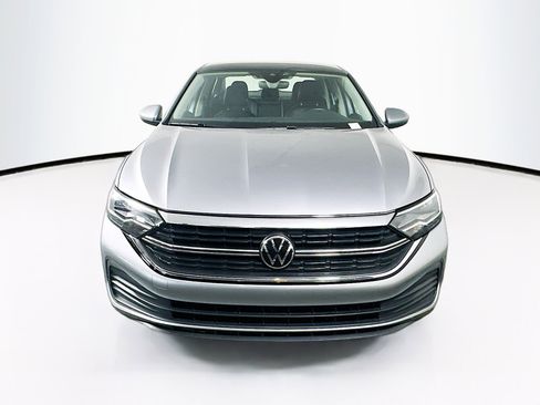 Used 2024 Volkswagen Jetta SE image 2