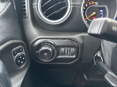 Used 2018 Jeep Wrangler Unlimited Sahara image 21