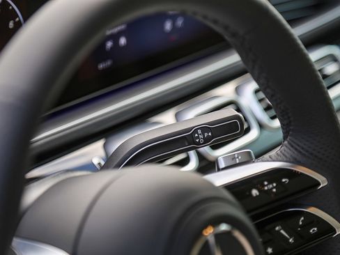 Used 2024 Mercedes-Benz GLS 580 4MATIC image 17