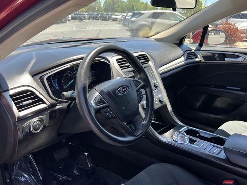 Used 2017 Ford Fusion SE FWD image 28