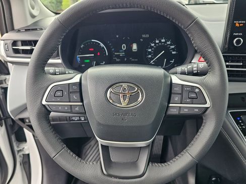 Used 2025 Toyota Sienna XLE image 17