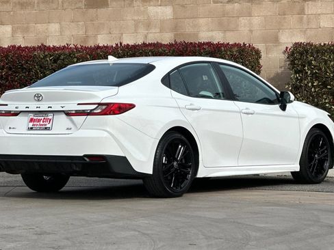 Used 2025 Toyota Camry SE image 4