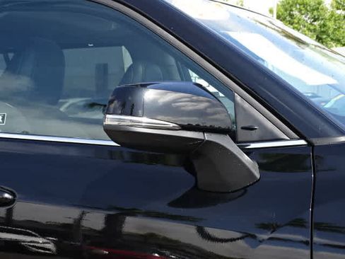 Used 2025 Toyota Highlander XLE FWD image 7