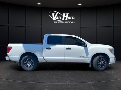 Used 2022 Nissan Titan SV AWD/4WD image 8