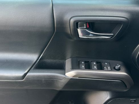 Used 2022 Toyota Tacoma Limited w/ Black Out Package (TMS) AWD/4WD image 11