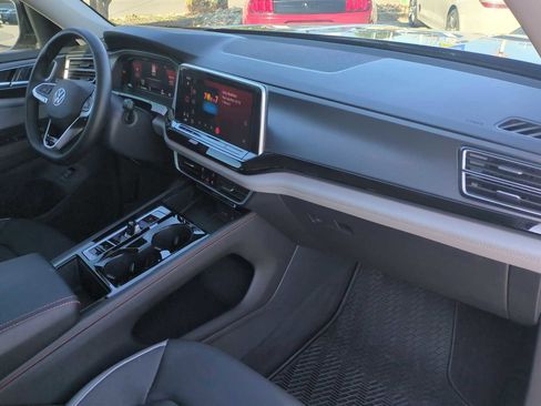 Used 2024 Volkswagen Atlas Peak Edition SE image 29