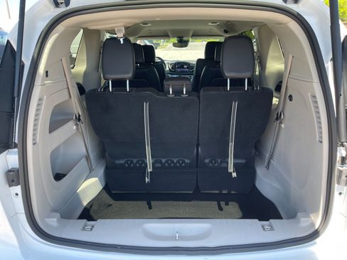 Used 2024 Chrysler Pacifica Touring-L FWD image 18