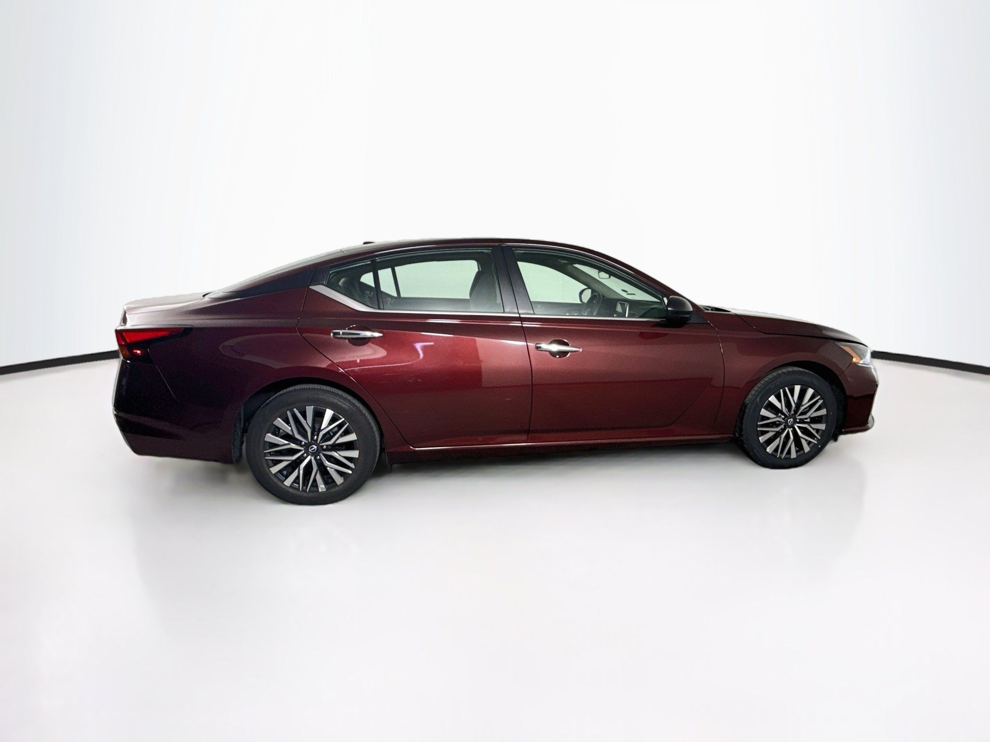 Used 2025 Nissan Altima 2.5 SV FWD image 2