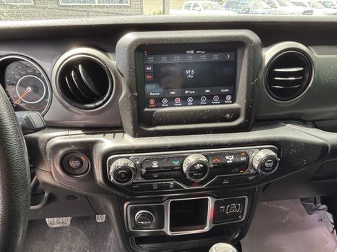 Used 2022 Jeep Wrangler Sport AWD/4WD image 9