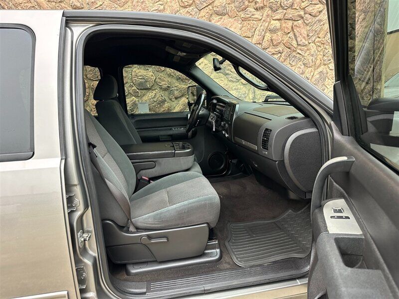Used 2007 GMC Sierra 2500 SLE w/ Z71 Off-Road Package AWD/4WD image 28