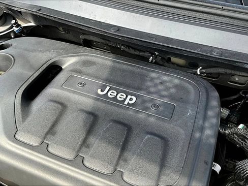 Used 2019 Jeep Cherokee Trailhawk w/ Cold Weather Group AWD/4WD image 32