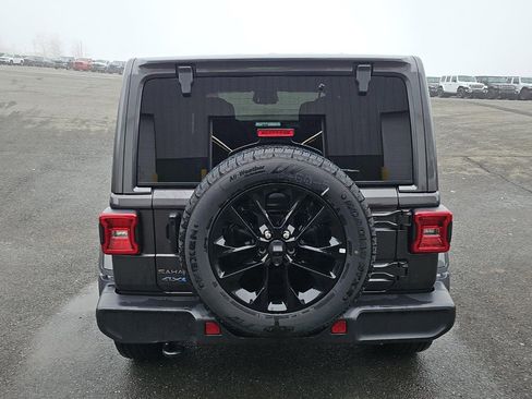 Used 2025 Jeep Wrangler Unlimited Sahara AWD/4WD image 5