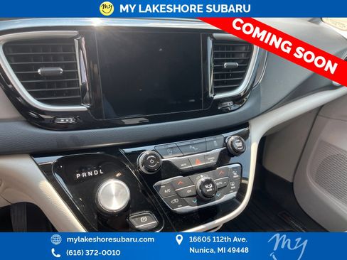 Used 2020 Chrysler Pacifica Touring-L FWD image 13