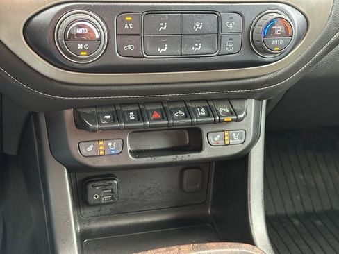 Used 2022 GMC Canyon Denali image 28