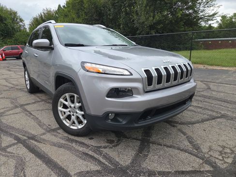 Used 2017 Jeep Cherokee Latitude w/ Safety/Convenience Group AWD/4WD image 21