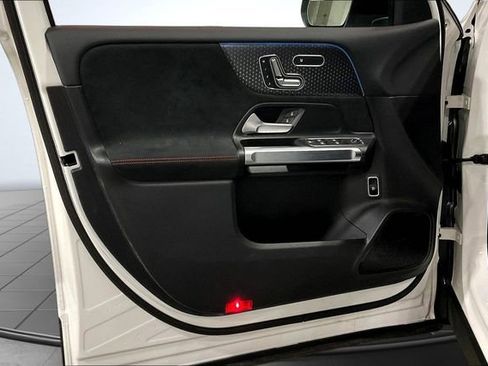 Used 2025 Mercedes-Benz EQB 300 4MATIC image 25