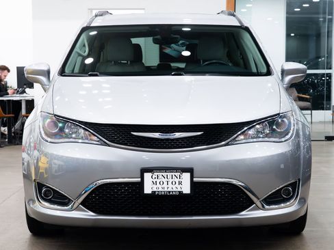 Used 2017 Chrysler Pacifica Touring-L image 2