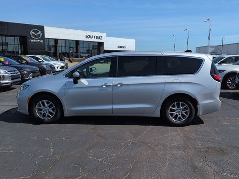 Used 2023 Chrysler Pacifica Touring-L FWD image 4