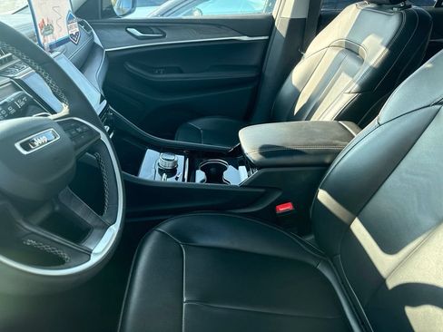 Used 2023 Jeep Grand Cherokee Limited AWD/4WD image 24