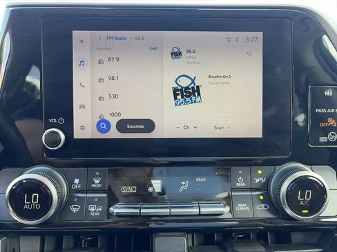 Used 2023 Toyota Highlander L image 12