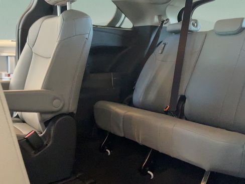 Used 2026 Toyota Sienna XLE FWD image 30