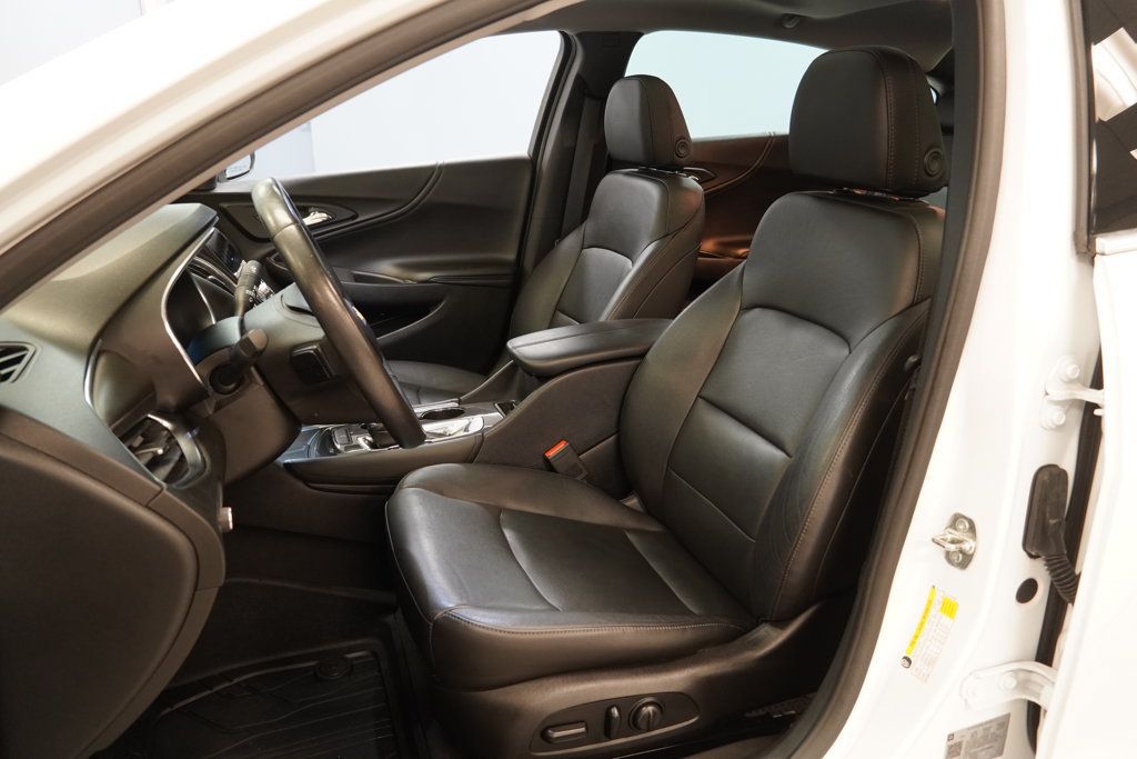 Used 2018 Chevrolet Malibu LT w/ Leather Package FWD image 3