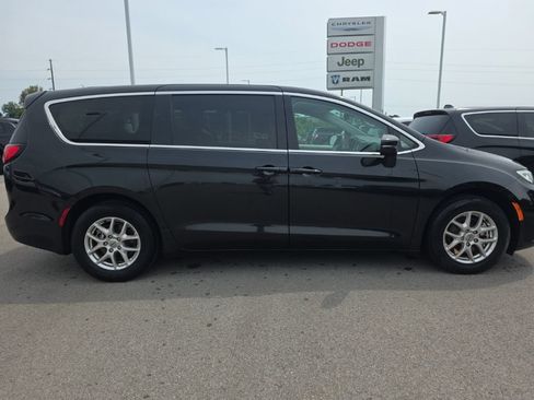 Used 2023 Chrysler Pacifica Touring-L FWD image 4
