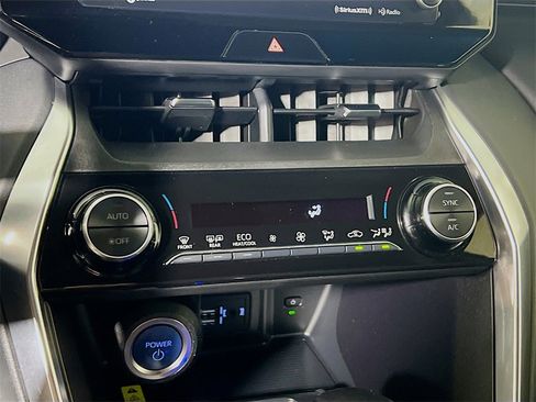 Certified 2022 Toyota Venza LE image 15